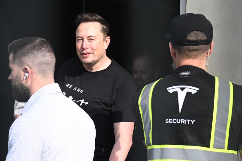 Brandenburg, Grünheide: Tesla CEO Elon Musk (M) leaves the Tesla Gigafactory Berlin-Brandenburg.