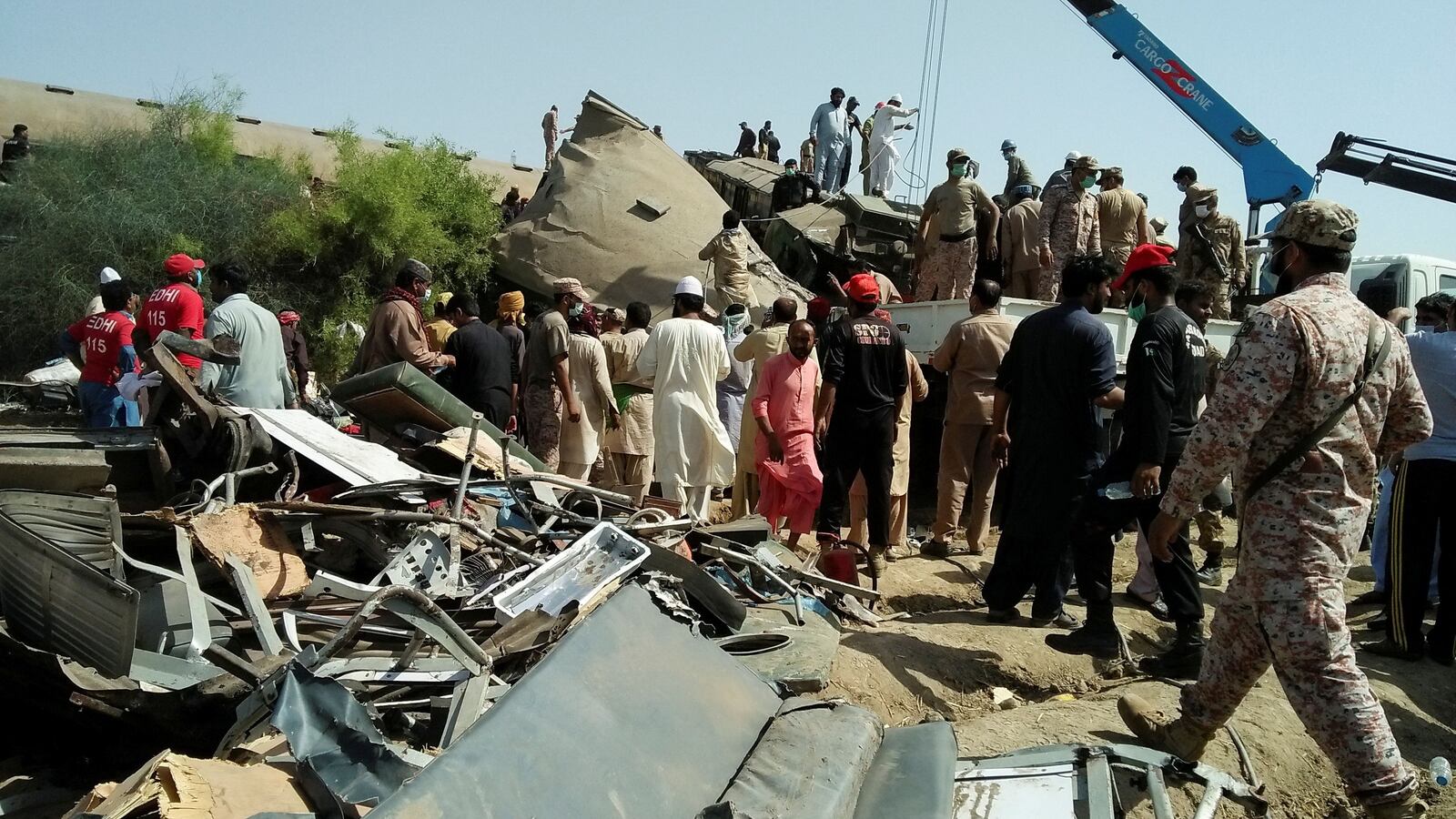 2021-06-07T064821Z_1416732369_RC2IVN9VHSM3_RTRMADP_3_PAKISTAN-TRAIN-CRASH_ax7qnv