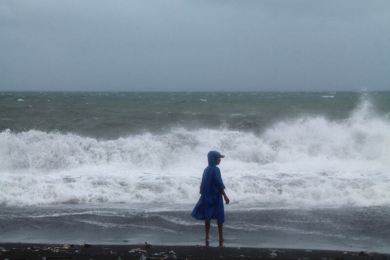 galleries/2013/11/08/monster-typhoon-haiyan-barrels-into-philippines-photos/typhoon-update-4_j7ul4f