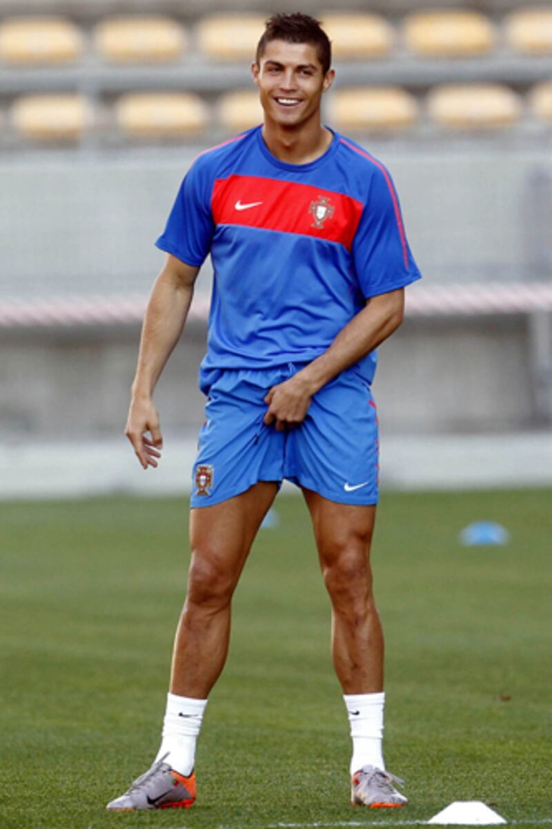 galleries/2012/04/14/zac-efron-justin-bieber-more-stars-who-adjust-in-public-photos/cristiano-ronaldo-celebrity-adjustments_osbmcp