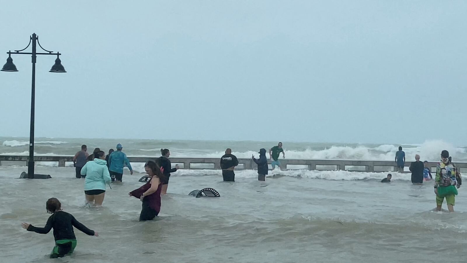 2022-09-28T022456Z_840287186_RC22QW9G5W94_RTRMADP_3_STORM-IAN-FLORIDA_ifcyog