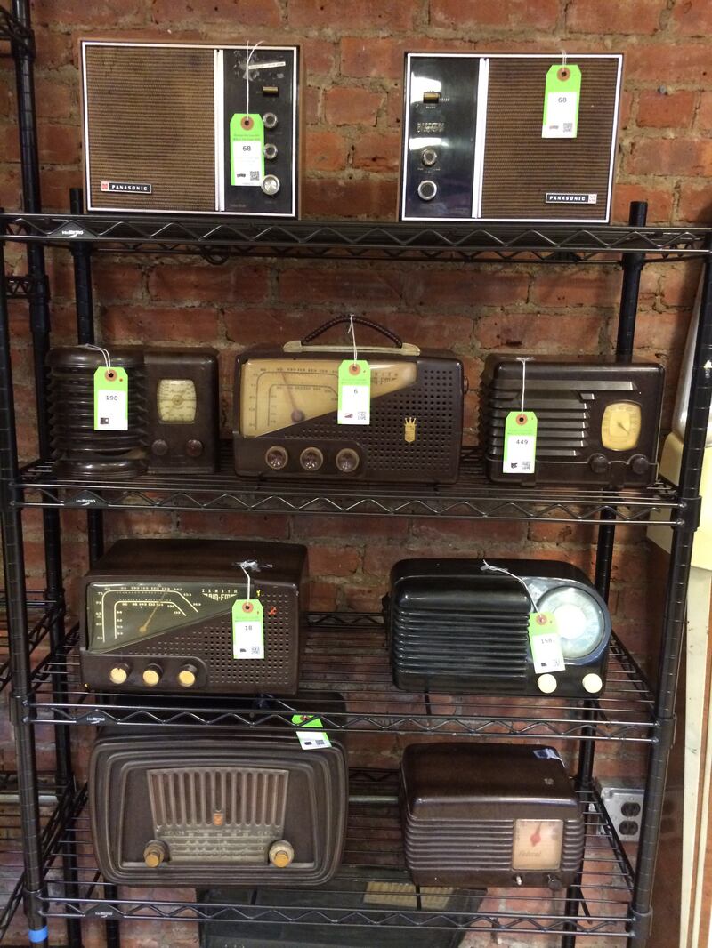 articles/2016/08/23/the-death-of-the-original-apple-store-new-york-s-farewell-to-tekserve/160822-teeman-tekserve-closing-embed-1_dyadja