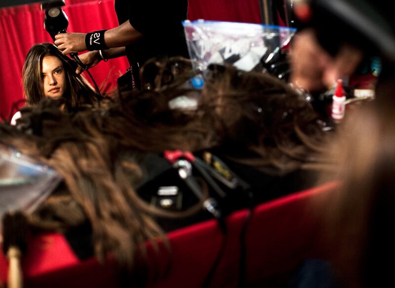 galleries/2010/11/10/victoria-s-secret-angels-photos-on-and-off-the-runway/victoria-secret-backstage---6_wsuwn9