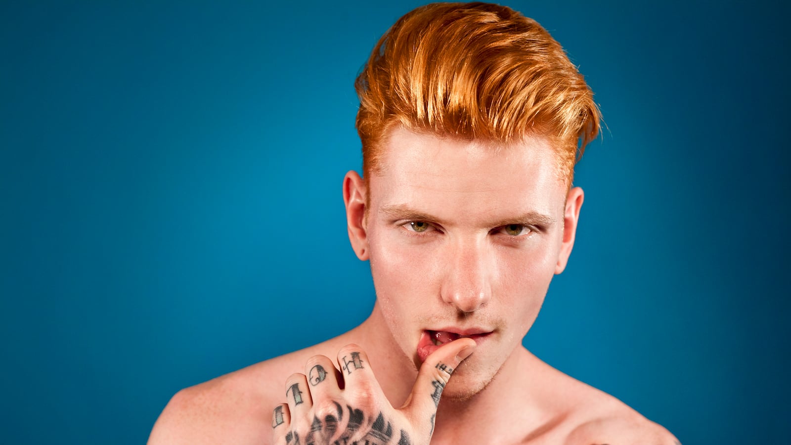 galleries/2014/09/02/thomas-knights-photographs-lots-and-lots-of-red-hot-men/140829-red-hot-jake-hold_nz5ocw