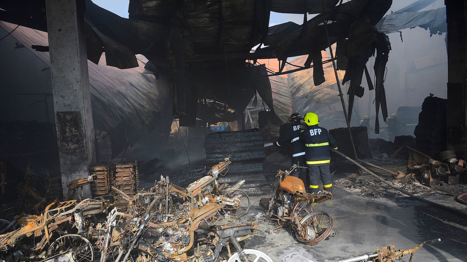 cheats/2015/05/13/dozens-feared-dead-in-factory-fire/150513-phillipines-factory-fire-cheat_mesdsk