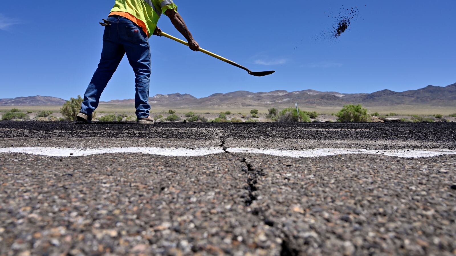 2020-05-15T203504Z_1130272711_RC28PG9OK9OM_RTRMADP_3_USA-QUAKE_uxp5xl