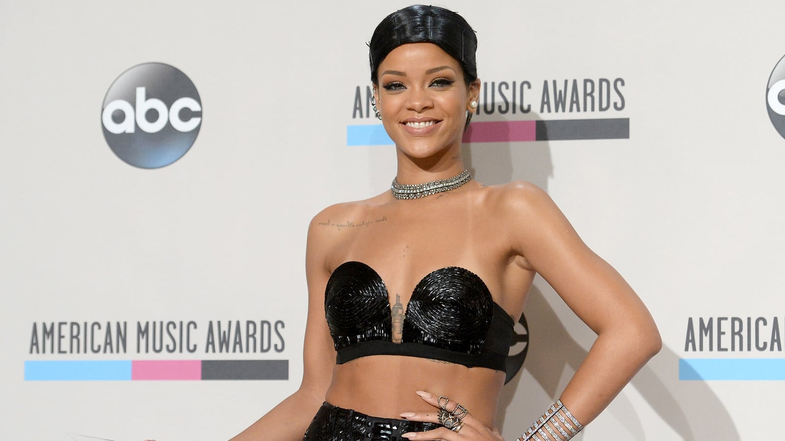 articles/2013/12/16/rihanna-builds-dream-nyc-closet-h-m-gets-an-isabel-marant-bump/131216-rihanna-fashion-cheat_lhgoms