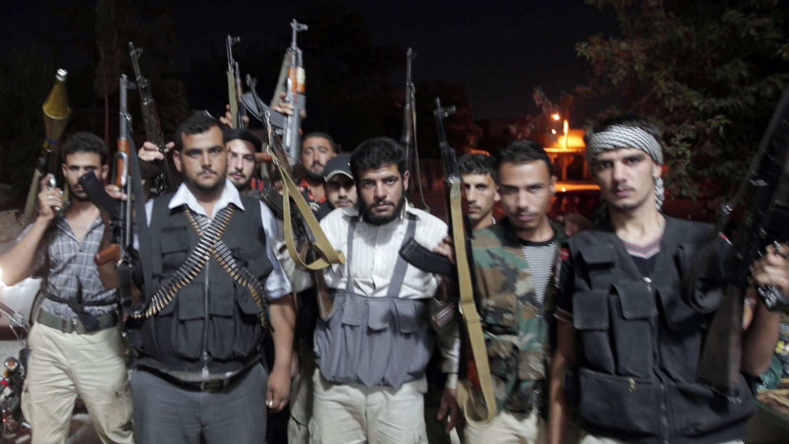 cheats/2012/08/02/syrian-rebels-turn-tank-on-airbase/syria-rebels-battles-troops-cheat_igyq3w