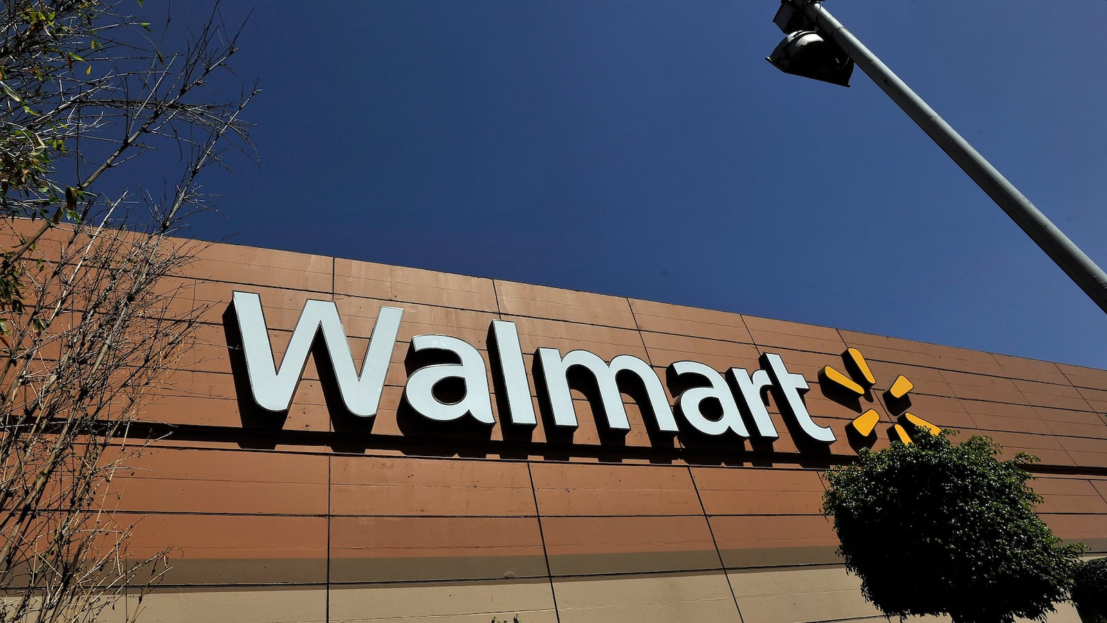 cheats/2014/12/17/walmart-sued-over-pregnancy-treatment/141217-walmart-suit-cheat_brt0em