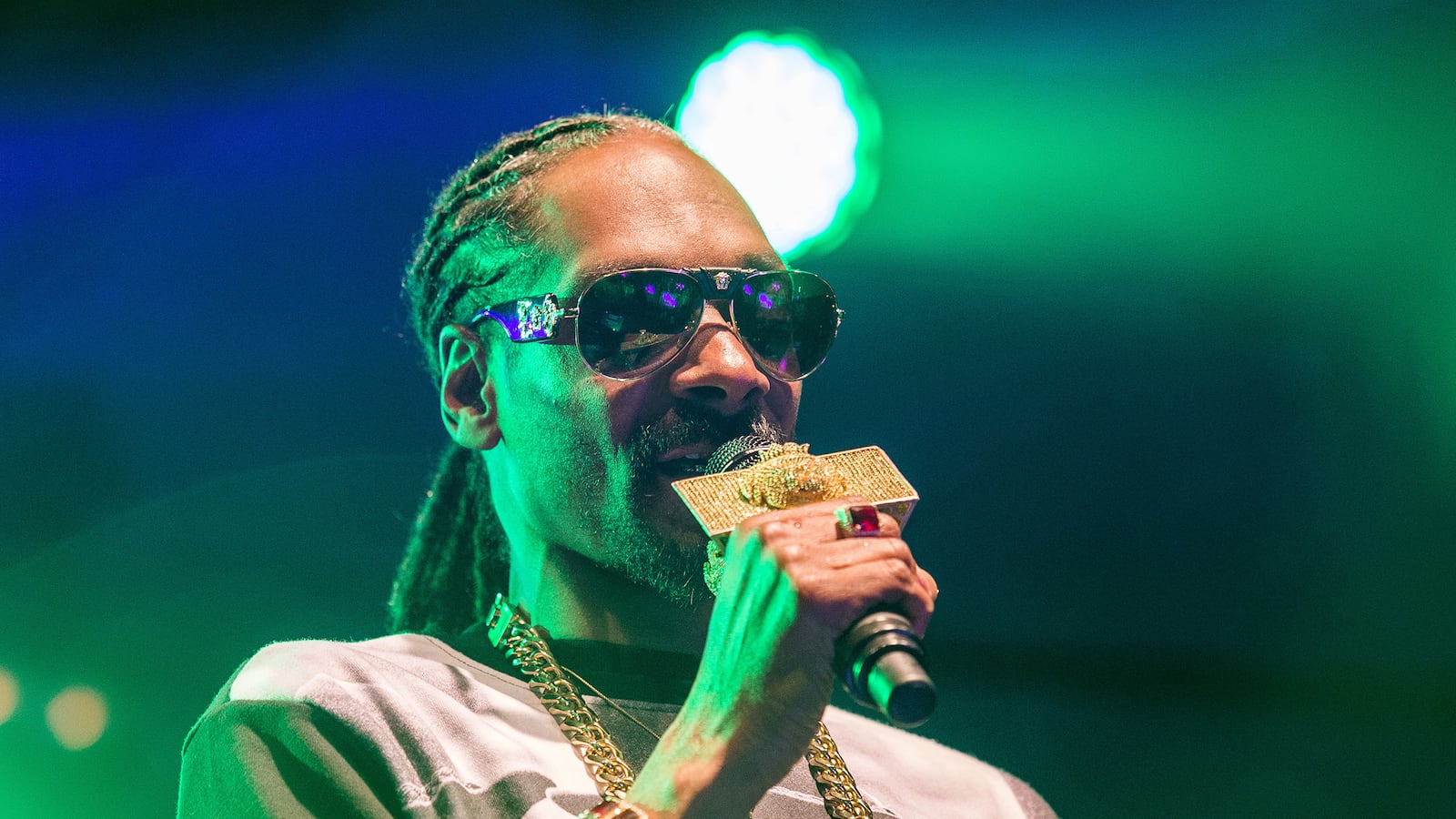 articles/2015/09/03/snoop-dogg-weighs-in-on-brady-s-pardon/150903-snoop-nfl-cheat_nifynt