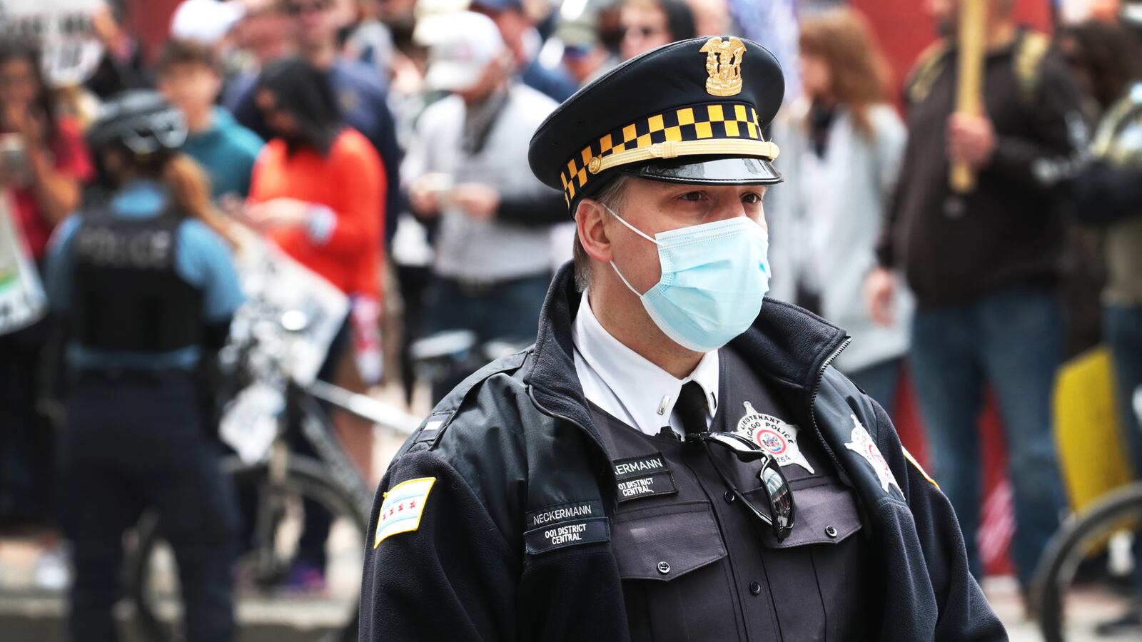 211014-Chicago-cops-anti-vax-tease_pgvyr5