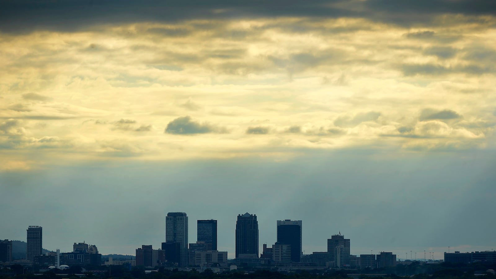 cheats/2013/11/03/birmingham-airport-evacuated/131103-airport-cheat_nk1hob