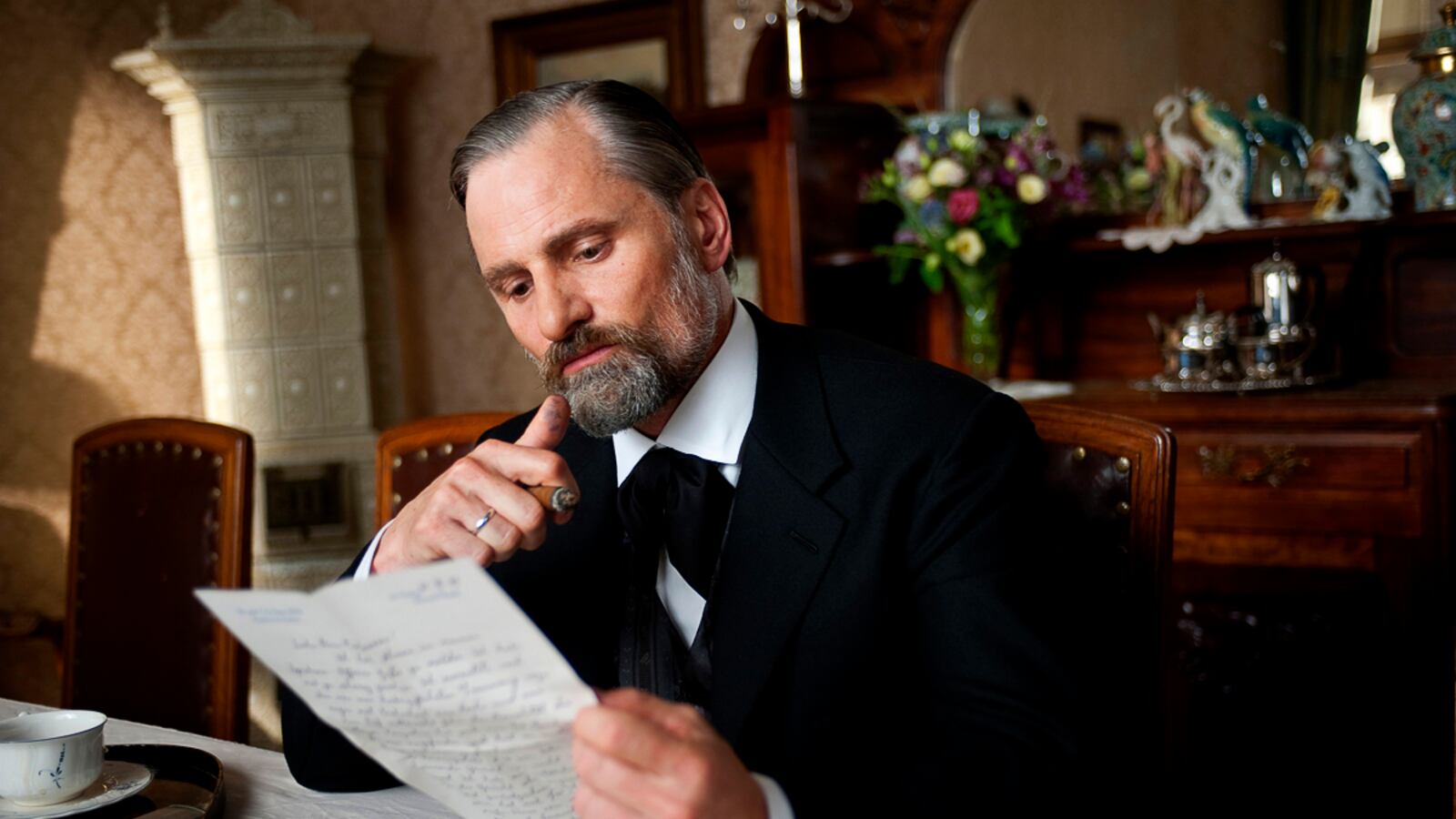 articles/2011/11/22/viggo-mortensen-on-playing-freud-in-a-dangerous-method/viggo-mortensen-dangerous-methods-freud-lee_haawqq