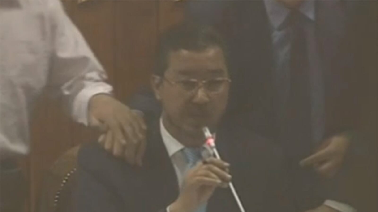 cheats/2015/06/22/gunfire-explosions-at-afghan-parliament/150622-afghan-parliment-attack-cheat_mphnvf