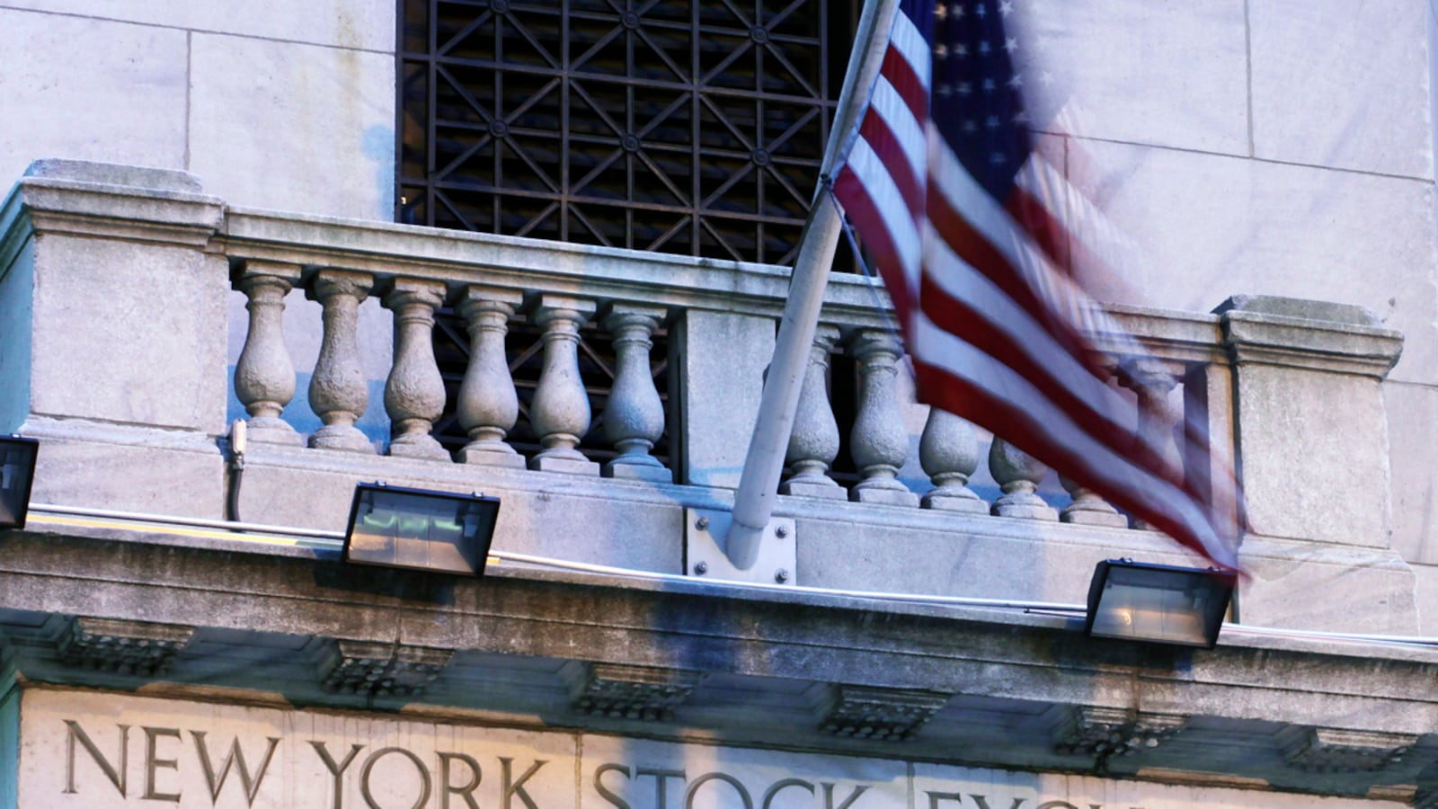 cheats/2011/10/17/dow-plummets-on-europe-fears/nyse-exterior-cheat_mrq4a7