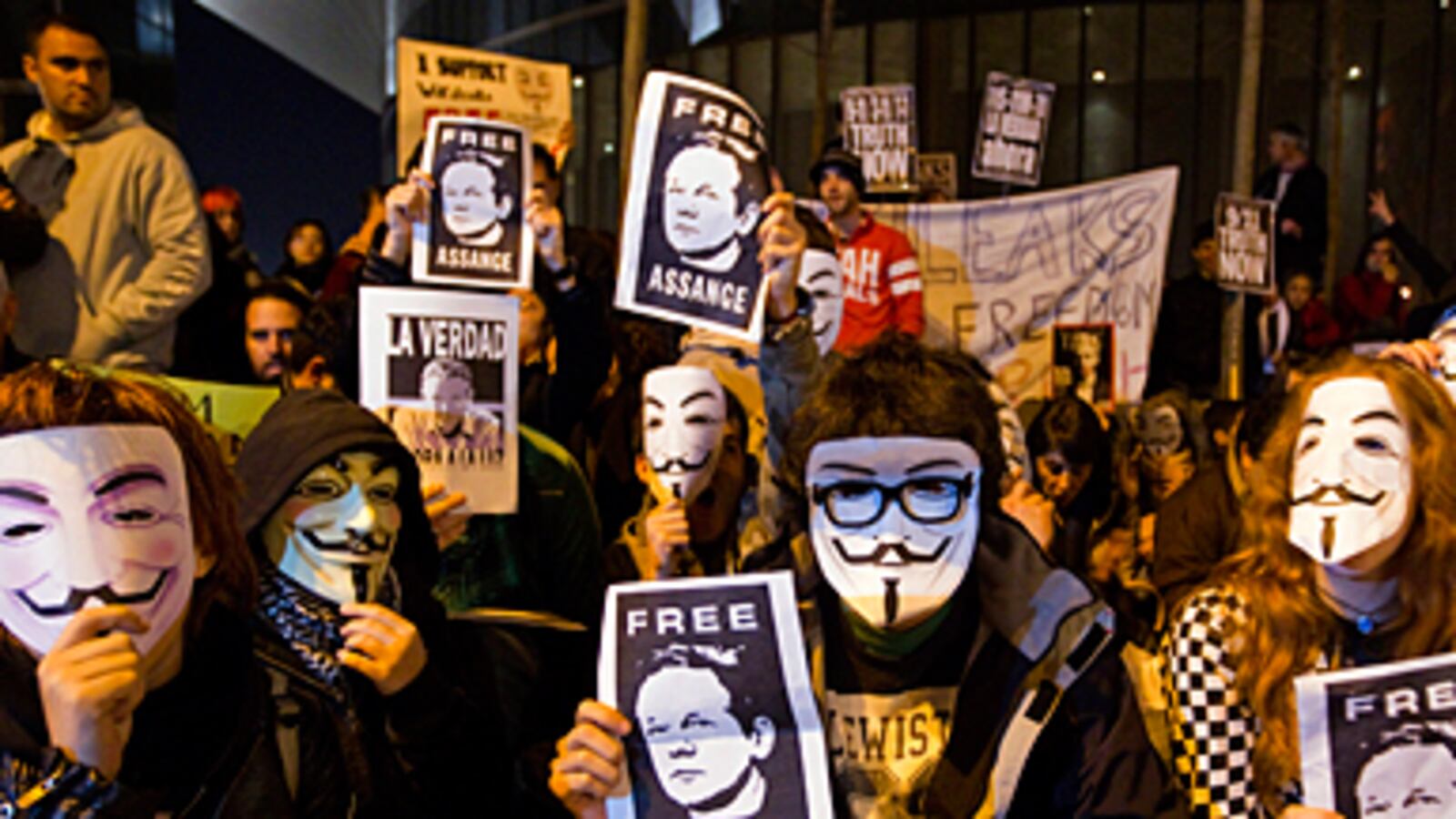 articles/2010/12/14/michael-moore-why-im-posting-bail-money-for-julian-assange/moore-free-assange_147199_n4m1b2
