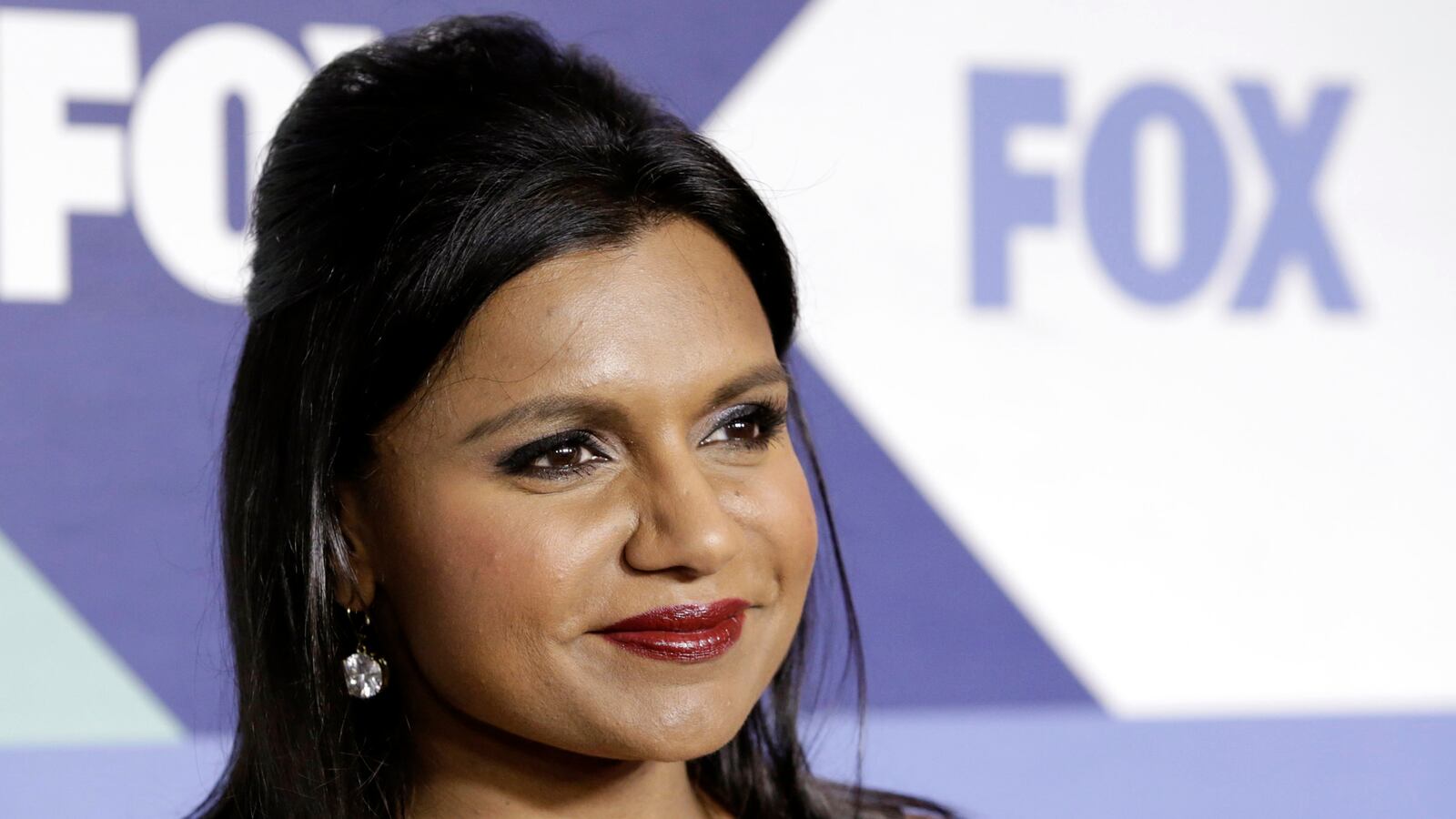 cheats/2014/01/02/mindy-kaling-on-tinder/140102-kaling-tinder-cheat_dmfng0