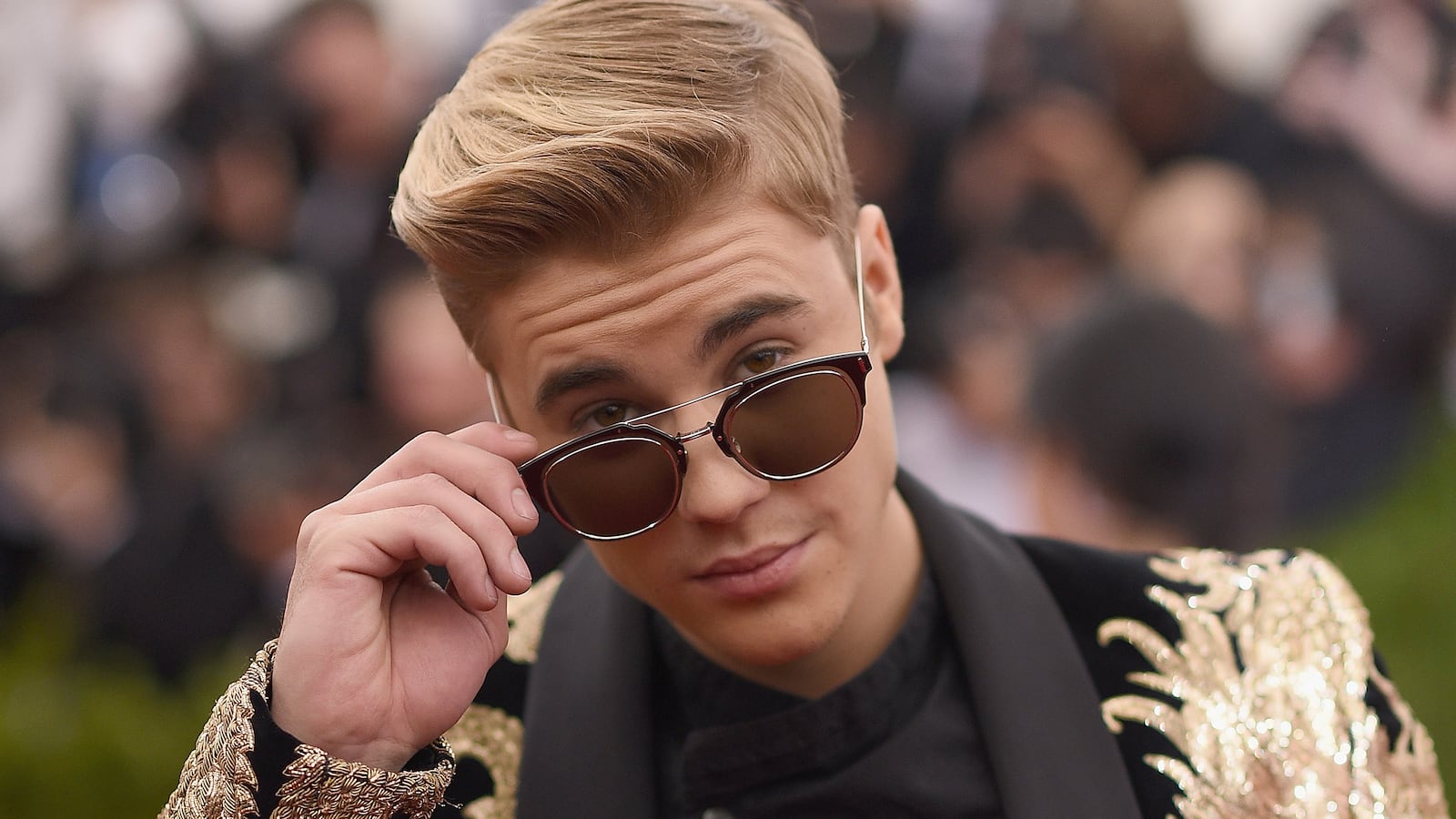 articles/2015/10/07/justin-bieber-has-a-huge-penis-but-maybe-we-shouldn-t-know-that/151007-bieber-leak-tease_rkse1w