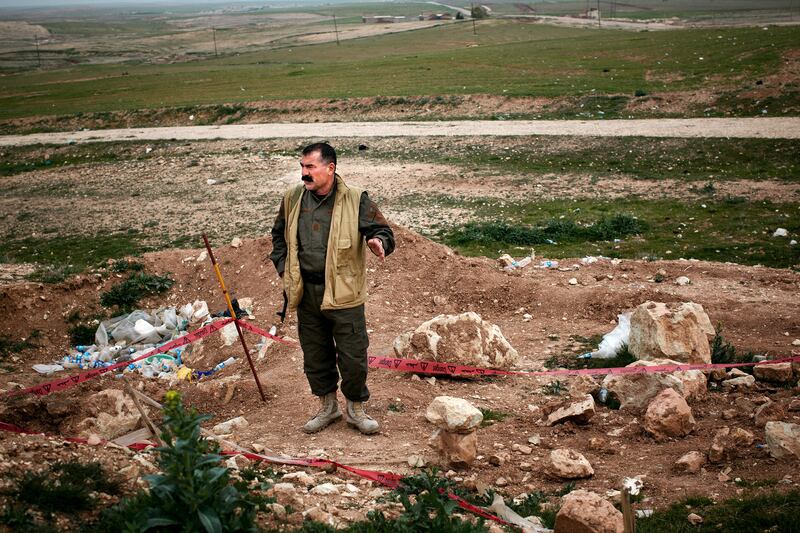 galleries/2015/03/19/uncovering-isis-s-mass-graves/150318-sayman-graves13_kpdncd