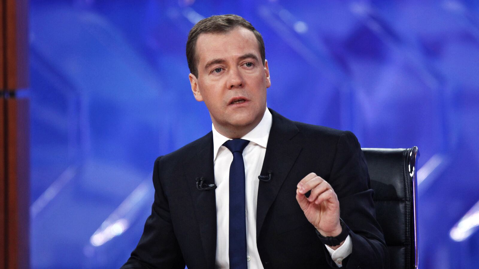 articles/2012/12/11/russians-prepare-for-world-s-end-buy-candles-and-vodka/nemtsova-russia-panics-tease_wxpyti