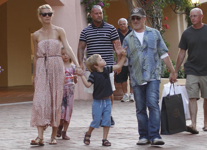 galleries/2011/07/17/celebrity-summer-vacations/paltrow-spielberg-celeb-vacations_dlmz8c
