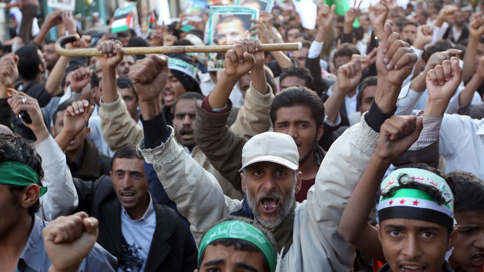 articles/2012/11/19/eyewitness-in-gaza-an-egyptian-risks-death-beside-the-palestinians/gaza-update-topol-tease_rlevyi