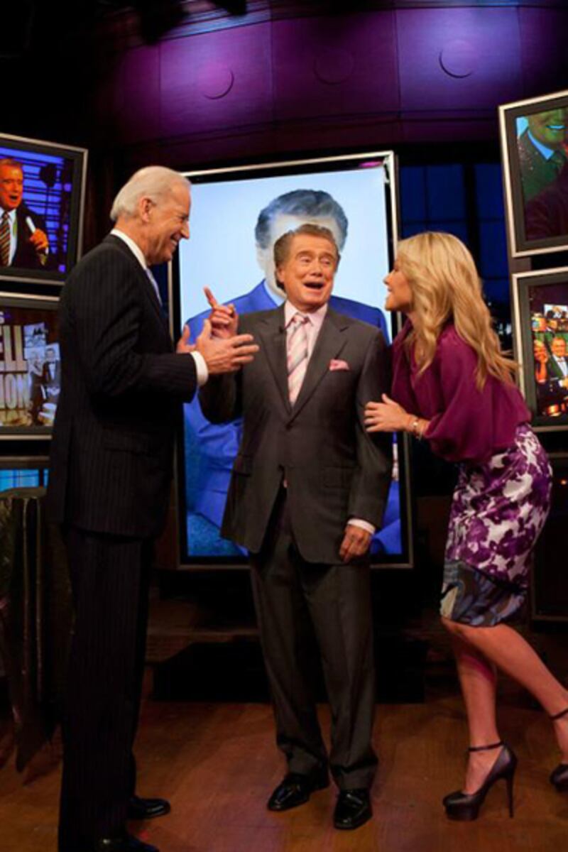 galleries/2011/11/20/rob-pattinson-regis-philbin-and-more-celebrity-twitter-pictures-photos/celeb-twit-pics-gal-regis_tieg5r