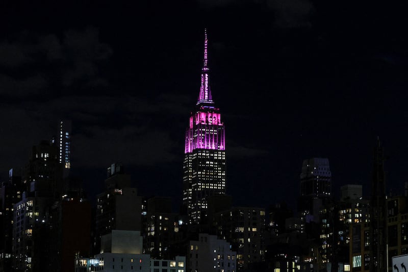 The Empire State Building is lit pink in tribute to Dolly Parton after the announcement of her death at age 80, in New York City, U.S., August 25, 2026. REUTERS/Jeenah Moon     TPX IMAGES OF THE DAY