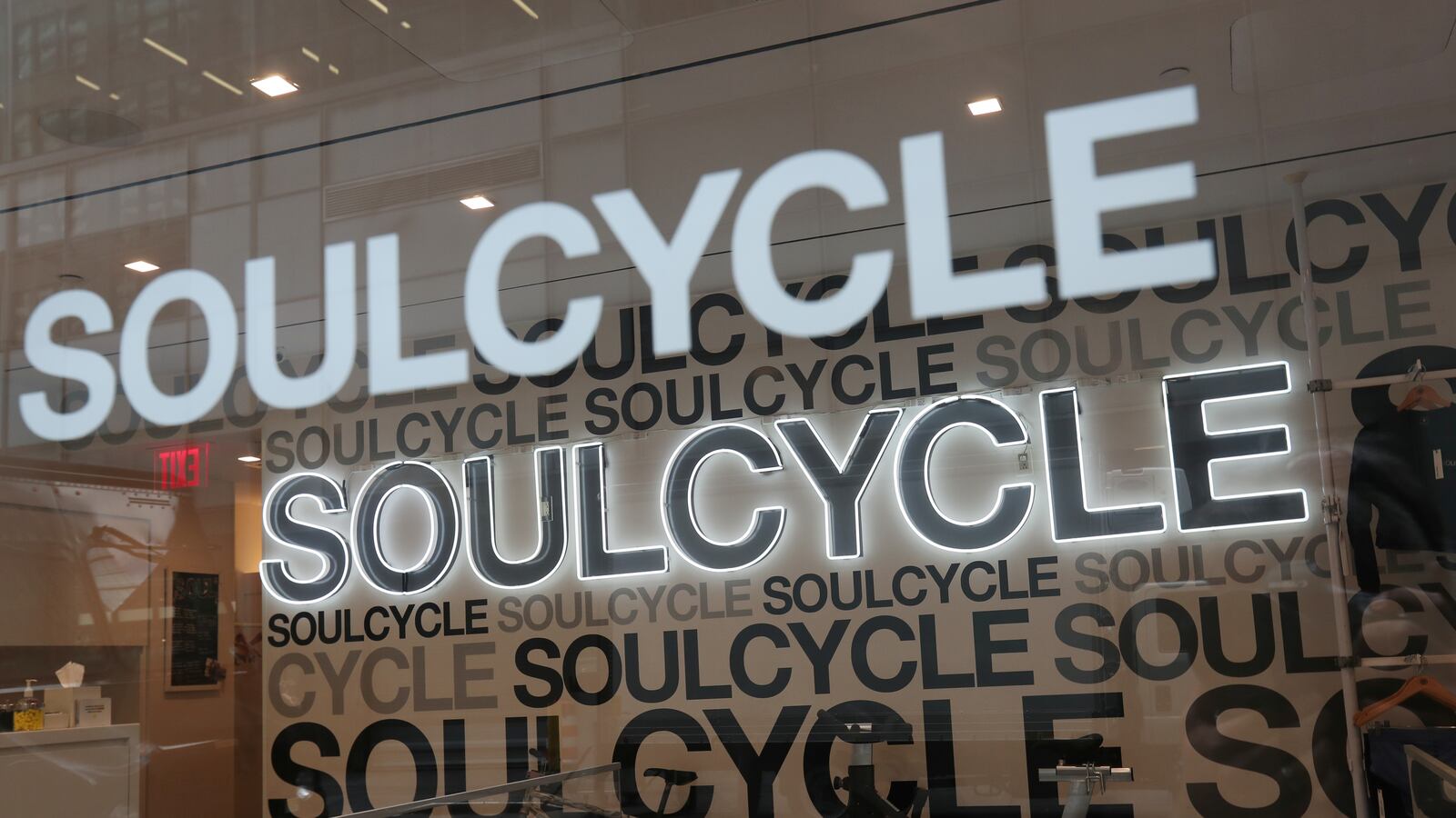 2019-08-08T190747Z_788930058_RC130AD9EED0_RTRMADP_3_USA-ELECTION-SOULCYCLE_j596zx