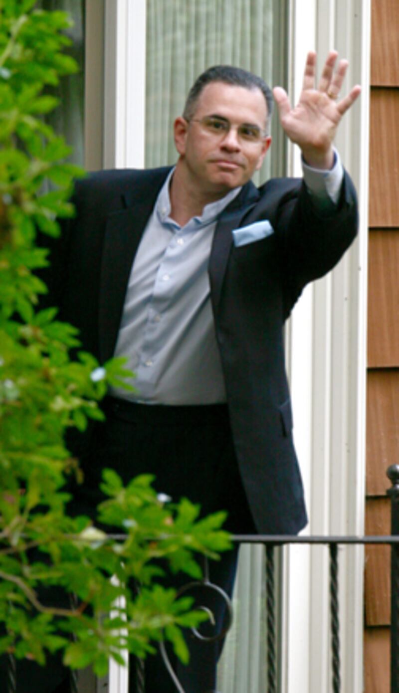 galleries/2010/12/16/gilded-cages/celeb-house-arrest---john-gotti_wulxan
