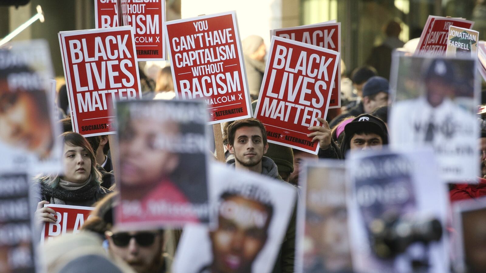 cheats/2015/12/21/mall-of-america-tries-to-kill-blm-march/151221-blm-cheat_l1amcl