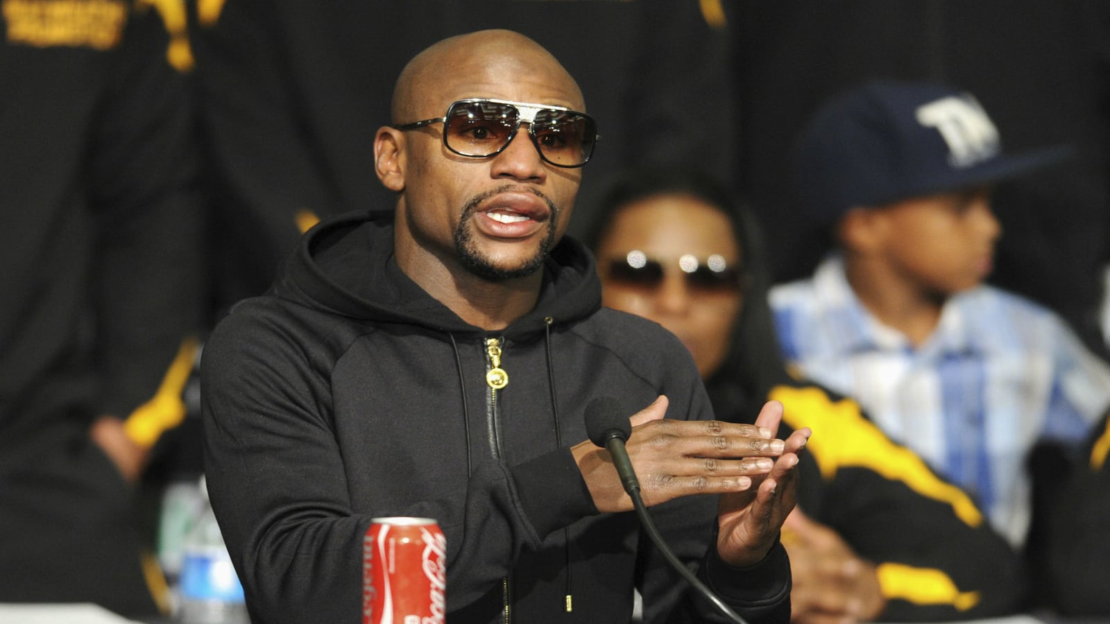 cheats/2014/12/09/mayweather-witnessed-murder-suicide-on-facetime/141209-floyd-mayweather-cheat_accazn