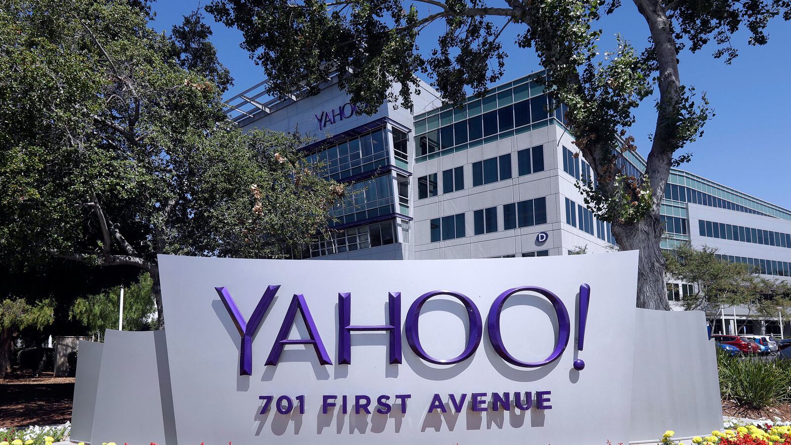 articles/2016/12/14/is-post-hack-yahoo-s-verizon-deal-doa/161214-benson-yahoo-verizon-tease_acxyfp