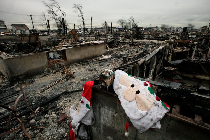 galleries/2012/11/28/sandy-vs-santa-a-tale-of-two-holidays-photos/decorations-holiday-vs-sandy1_q6vje2