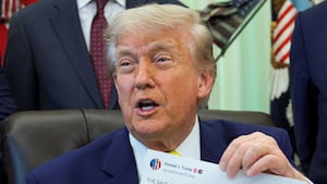 U.S. President Donald Trump shows a printout of his Truth Social post as he delivers remarks to reporters in the Oval Office at the White House in Washington, D.C., U.S., June 4, 2026. REUTERS/Jonathan Ernst REFILE - QUALITY REPEAT