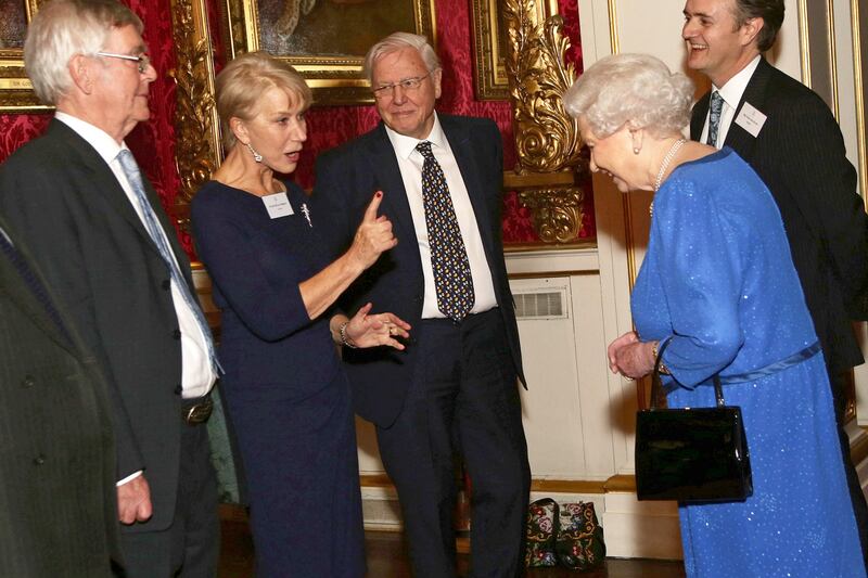 articles/2014/02/18/helen-mirren-shakes-a-finger-at-the-queen/140218-mirren-queen-sykes-tease_pwagnc