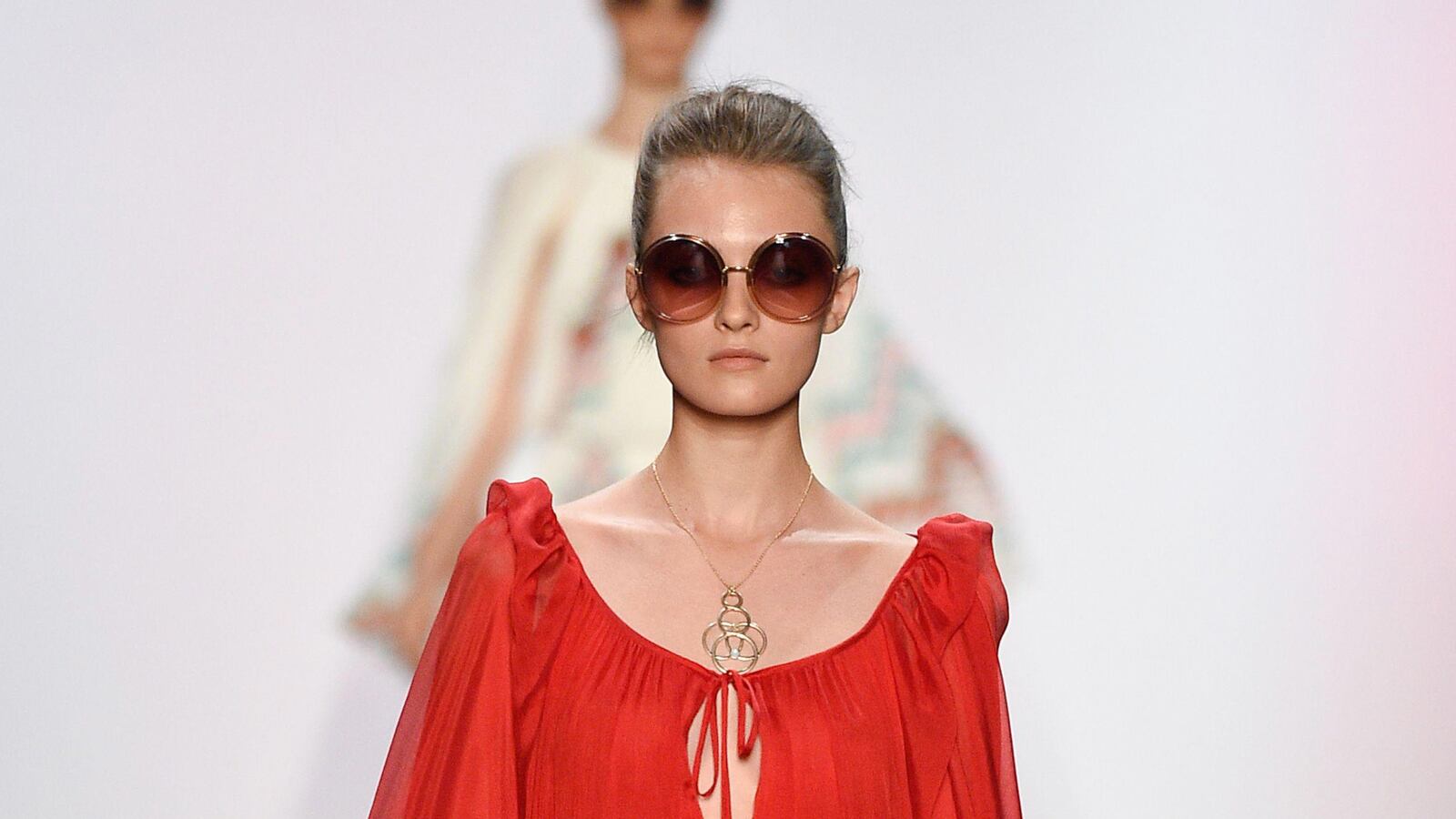 articles/2016/09/11/this-is-why-celebrities-love-to-wear-jenny-packham-s-glamor-charged-dresses/160912-shire-jenny-packham-tease_ox7xe6