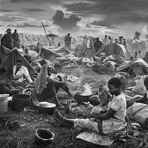 Salgado_-_Reproduced_by_permission_from_Sebastião_Salgado_Réfugiés_Rwandais_camp_de_Benako_Tanzanie_1994._Sebastião_Salgado_je4oh4