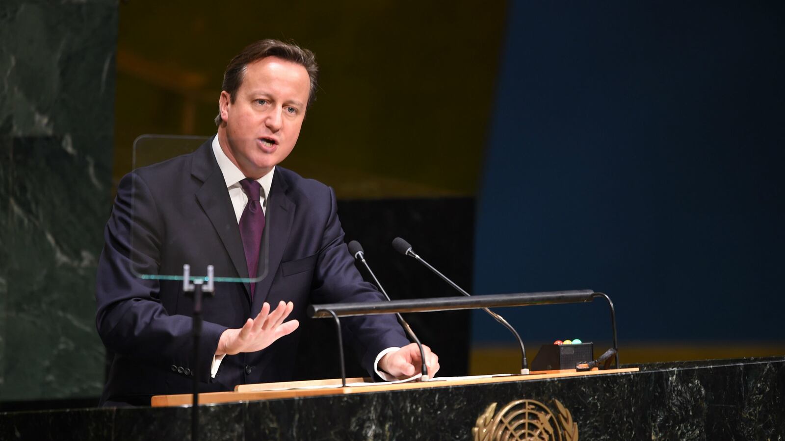 cheats/2014/09/25/u-k-will-debate-isis-airstrikes-in-iraq/140925-david-cameron-cheat_qafeoh