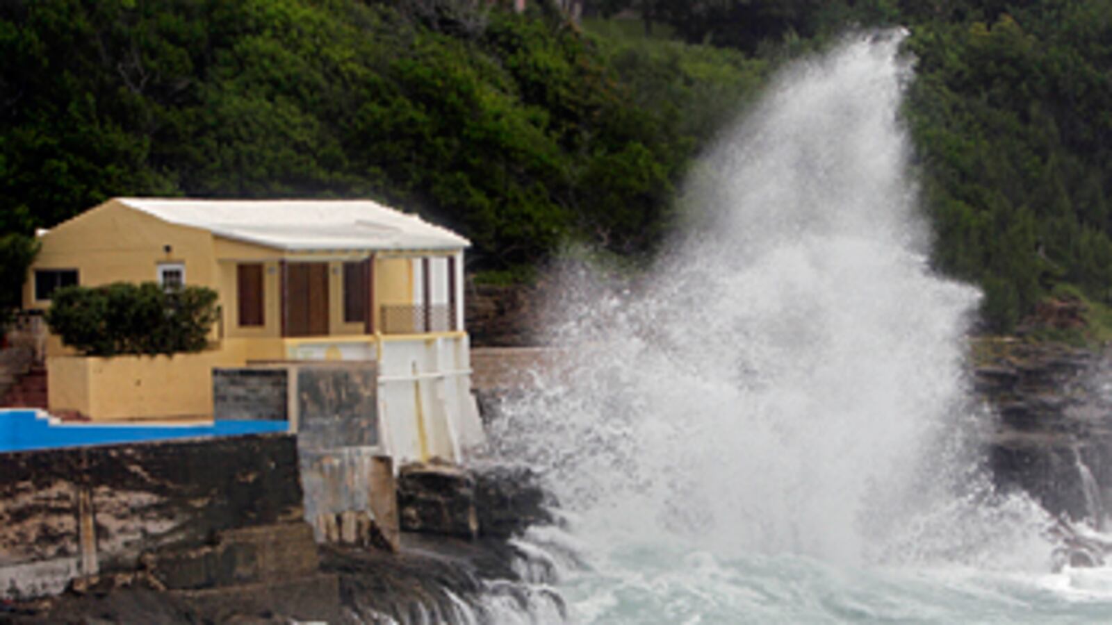 cheats/2010/09/19/bermuda-bracing-for-hurricane-bruising/hurricane-igor-hits-bermuda_dtvvvg