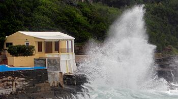 cheats/2010/09/19/bermuda-bracing-for-hurricane-bruising/hurricane-igor-hits-bermuda_dtvvvg