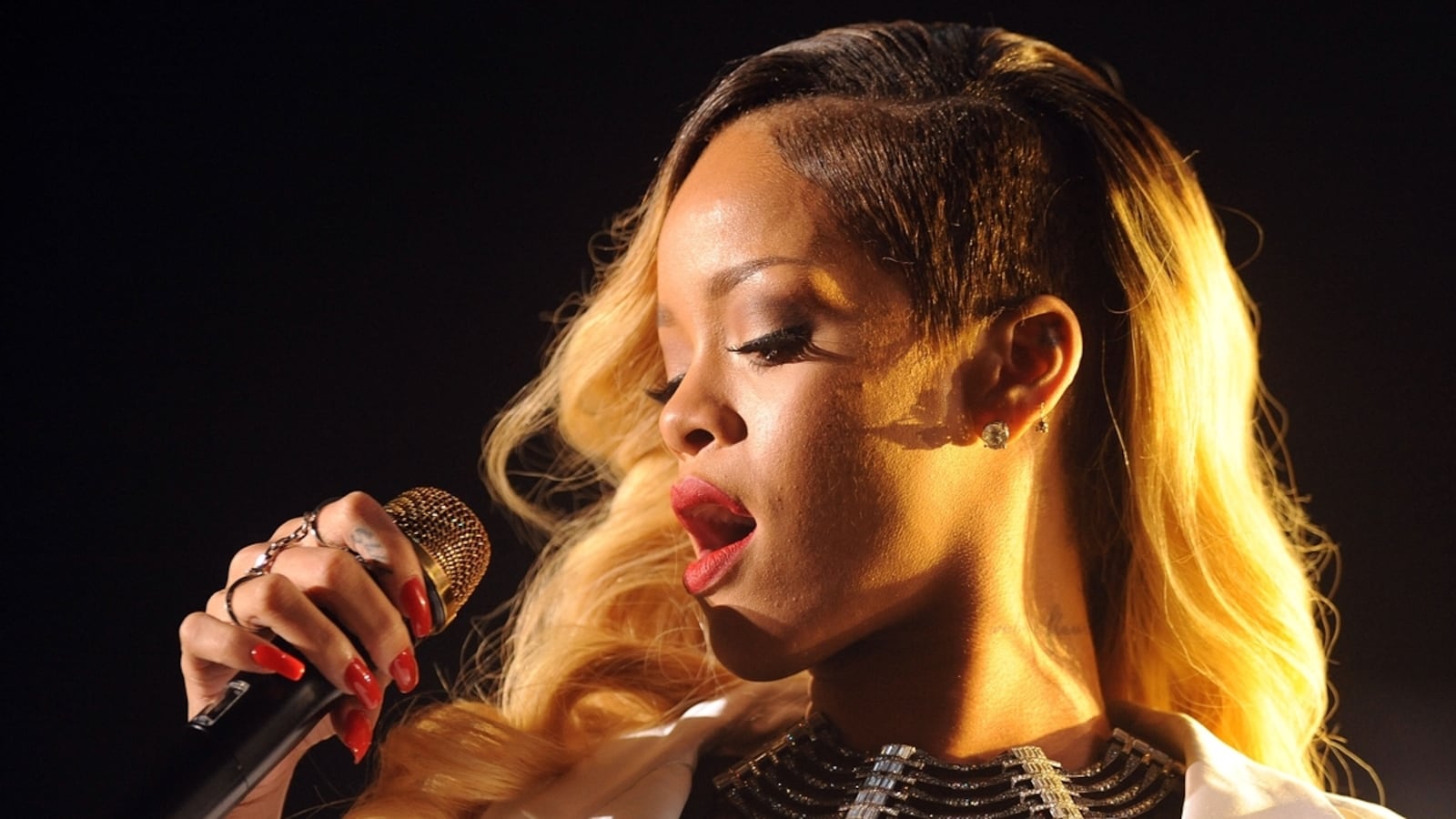 articles/2013/05/30/woman-allegedly-contracts-lipstick-herpes-at-rihanna-concert/Rihanna_Mac_Cosmetics_awjp4r