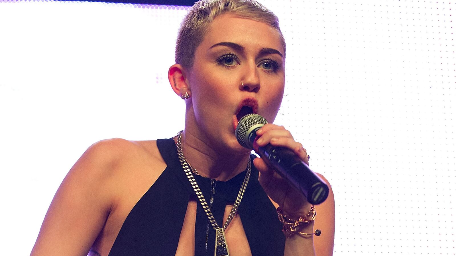 cheats/2012/12/10/miley-cyrus-joined-by-stripper/miley-cyrus-shows-cleavage-concert-cheat_epyjrq