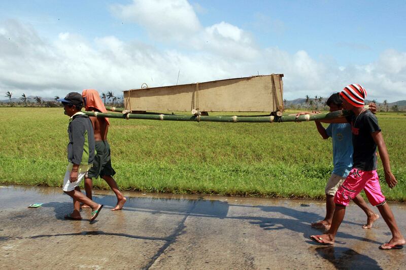 galleries/2013/11/08/monster-typhoon-haiyan-barrels-into-philippines-photos/131111-typhoon-philippines-update-9_bg7rrb