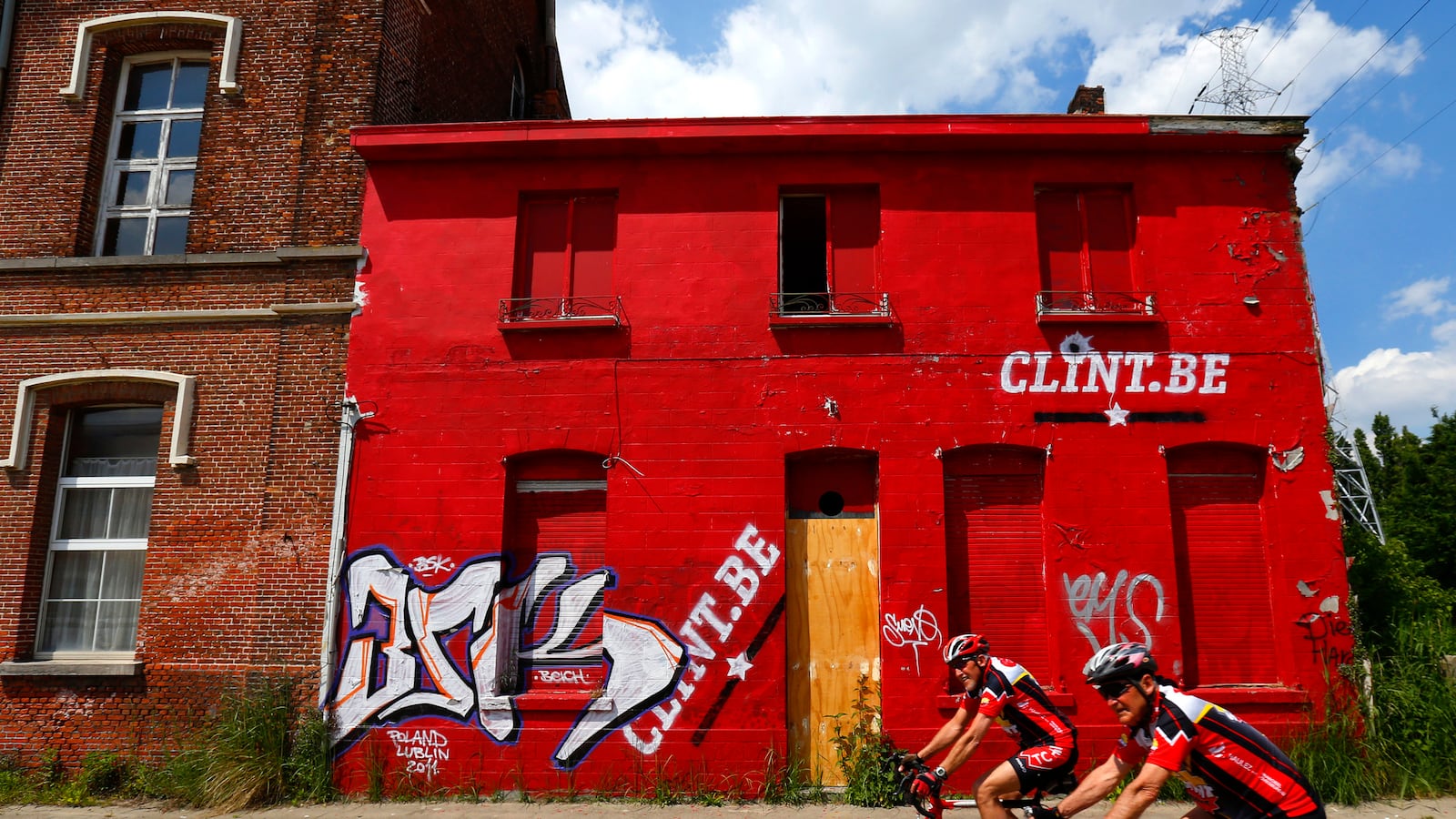 articles/2014/06/20/graffiti-saved-this-belgian-ghost-town-from-government-bulldozers/140619-strochlic-waw-tease_oklfh5