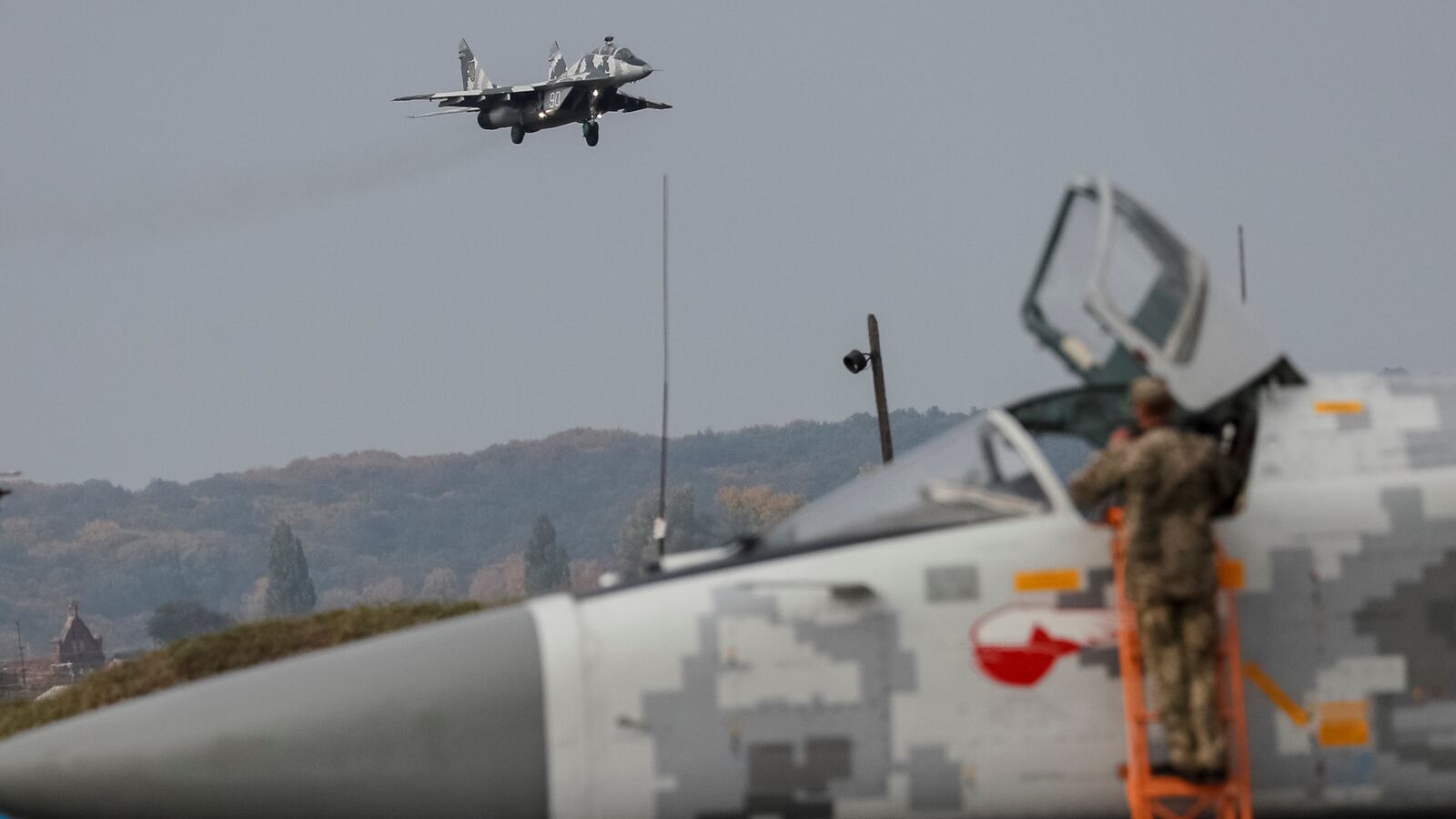 2018-10-12T142016Z_1403656691_RC1C45BCD300_RTRMADP_3_UKRAINE-DRILLS_lwu5kw