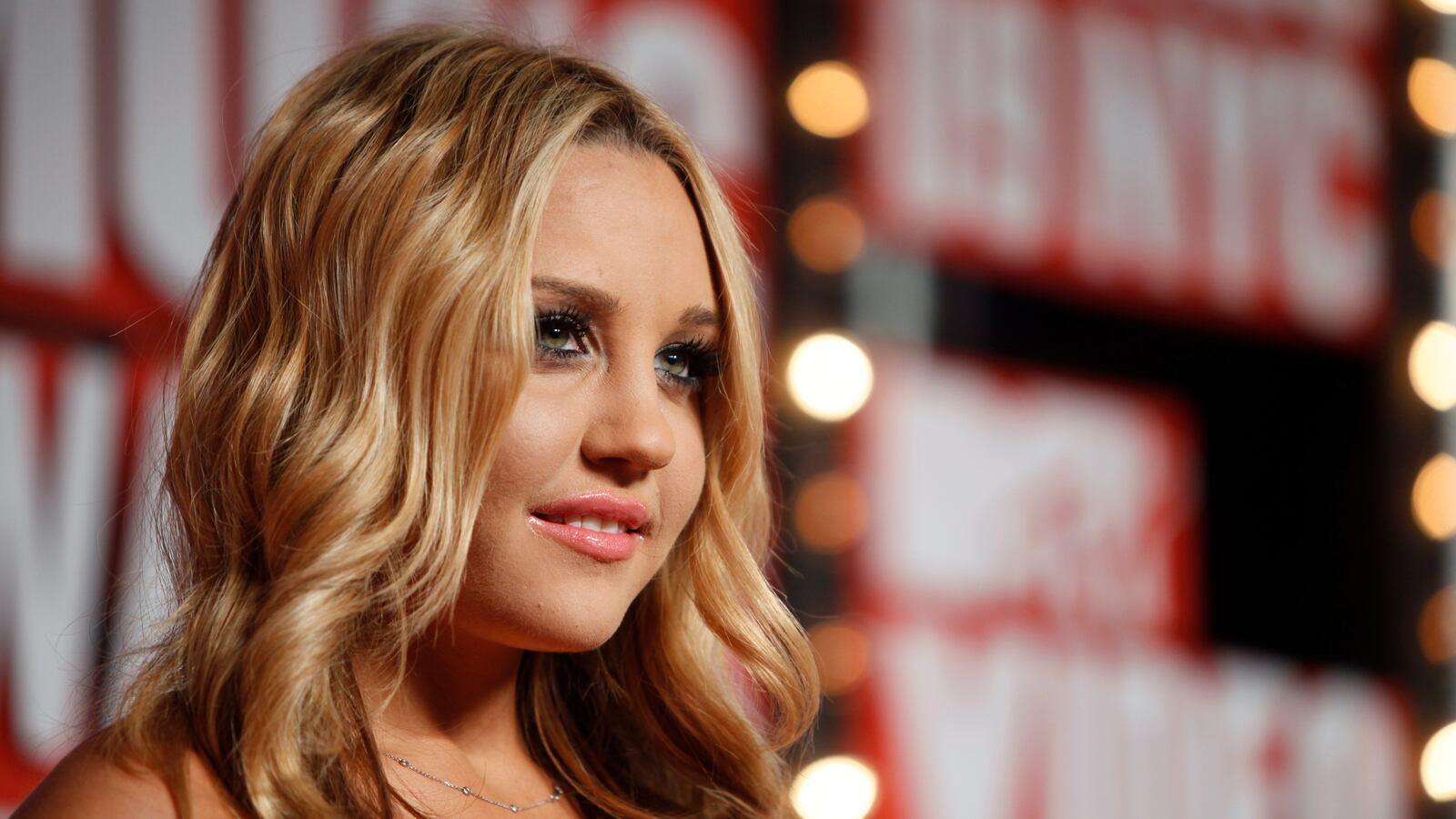 Actress Amanda Bynes arrives at the 2009 MTV Video Music Awards in New York, September 13, 2009.