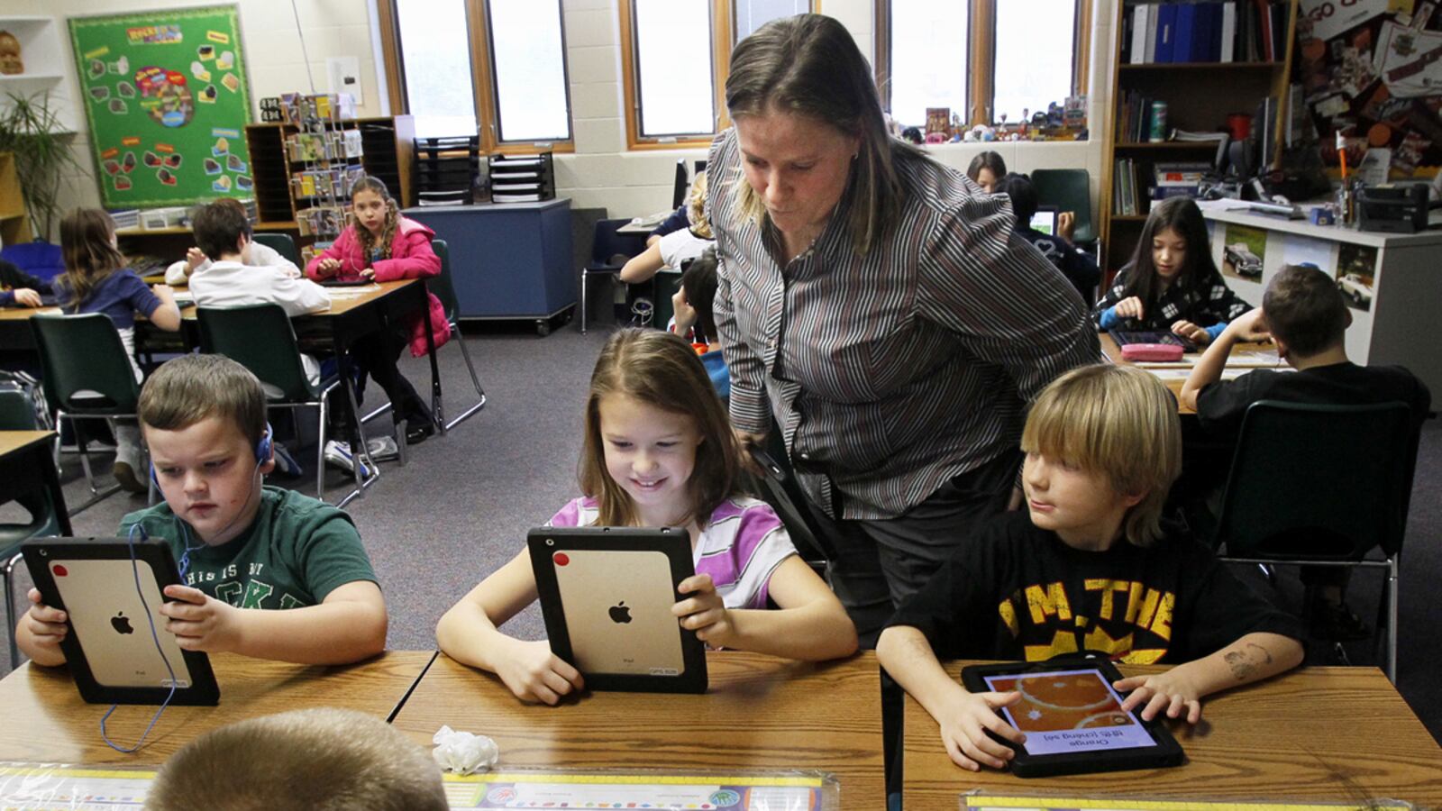 articles/2012/01/19/apple-announces-partnerships-to-publish-textbooks-on-the-ipad/ipad-schools-cheat_z2cibi