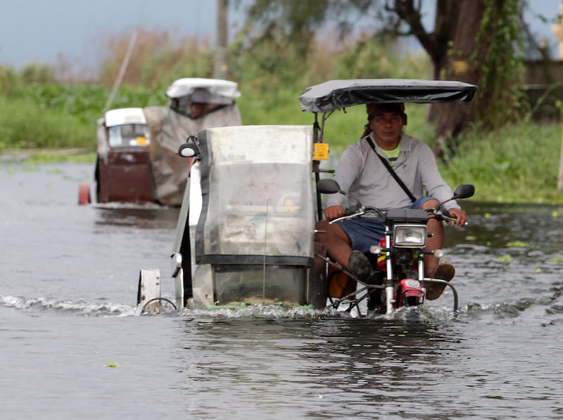 galleries/2013/11/08/monster-typhoon-haiyan-barrels-into-philippines-photos/typhoon-update-6_sld0rb