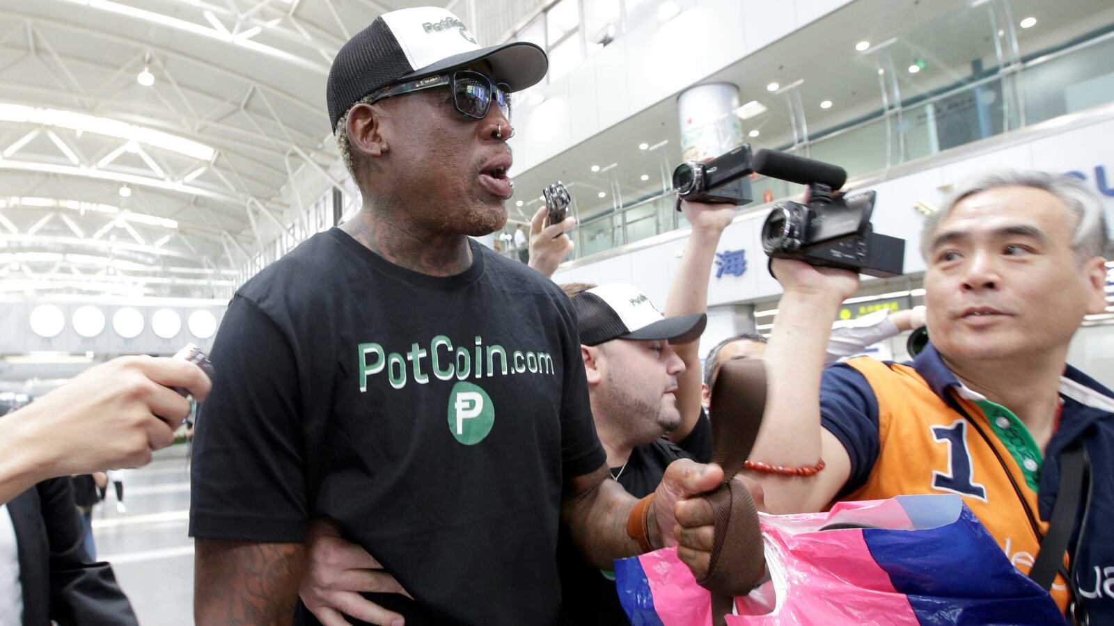 dennis-rodman-arrives-beijing-kim-jong-visit_t4m0yp